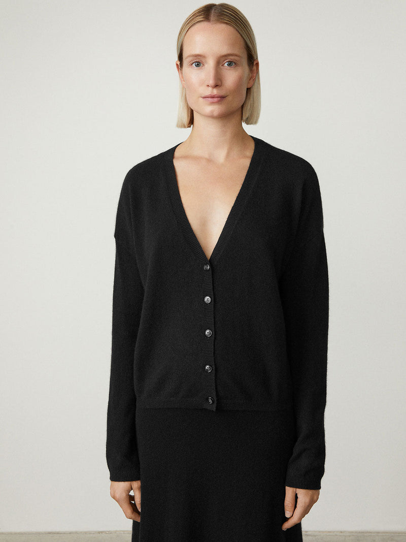https://cdn.shopify.com/s/files/1/0569/2797/7653/products/08_Abby-black_050.jpg?v=1666972293