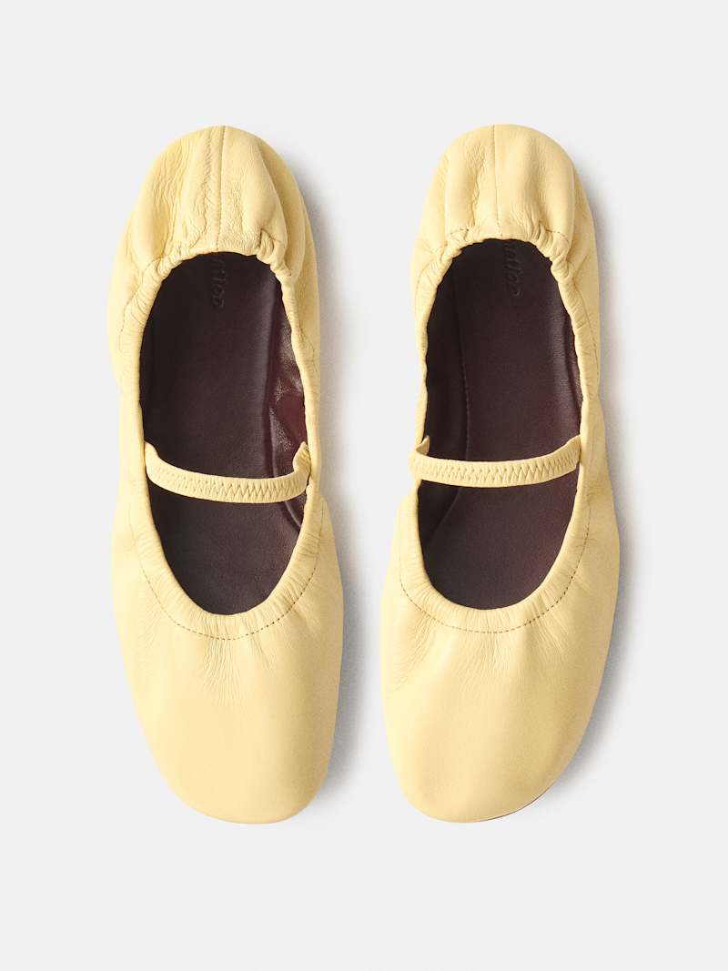 https://media.thereformation.com/image/upload/f_auto,q_auto,dpr_1.0/w_800,c_scale//PRD-SFCC/1308351/LEMON_CUSTARD_LEATHER/1308351.2.LEMON_CUSTARD_LEATHER