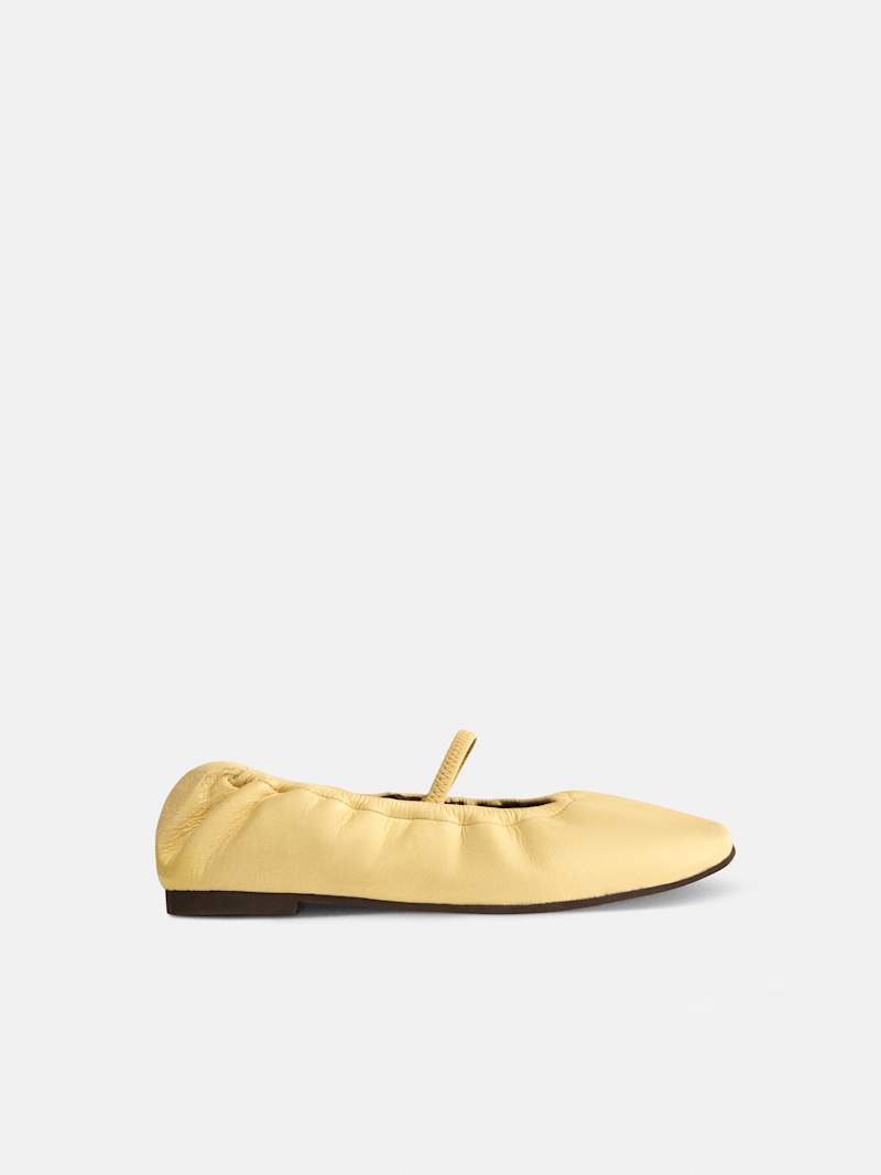 https://media.thereformation.com/image/upload/f_auto,q_auto,dpr_1.0/w_800,c_scale//PRD-SFCC/1308351/LEMON_CUSTARD_LEATHER/1308351.3.LEMON_CUSTARD_LEATHER