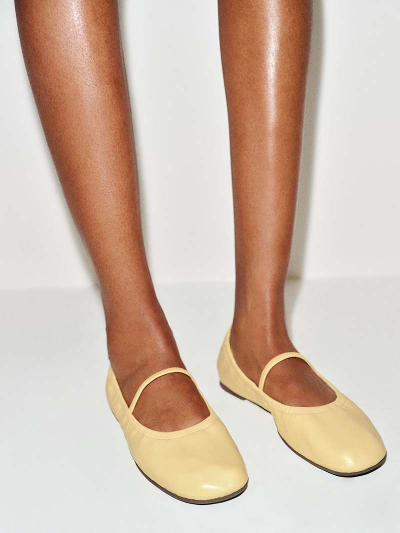 https://media.thereformation.com/image/upload/f_auto,q_auto,dpr_1.0/w_800,c_scale//PRD-SFCC/1308351/LEMON_CUSTARD_LEATHER/1308351.4.LEMON_CUSTARD_LEATHER