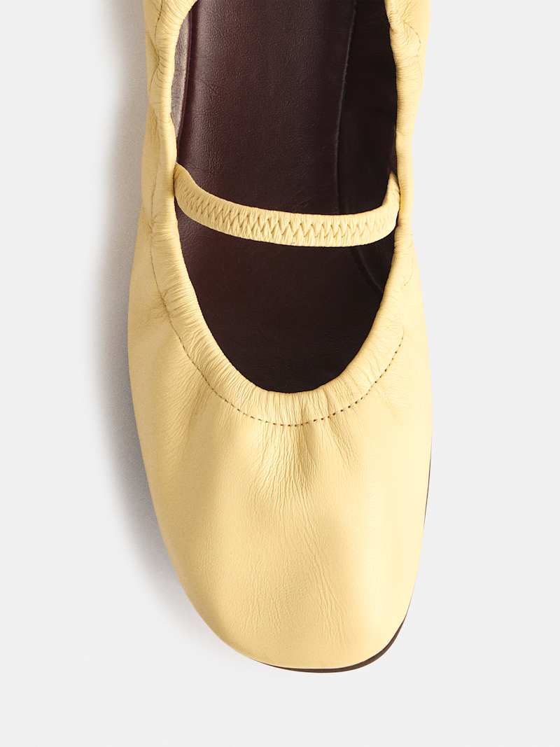 https://media.thereformation.com/image/upload/f_auto,q_auto,dpr_1.0/w_800,c_scale//PRD-SFCC/1308351/LEMON_CUSTARD_LEATHER/1308351.5.LEMON_CUSTARD_LEATHER