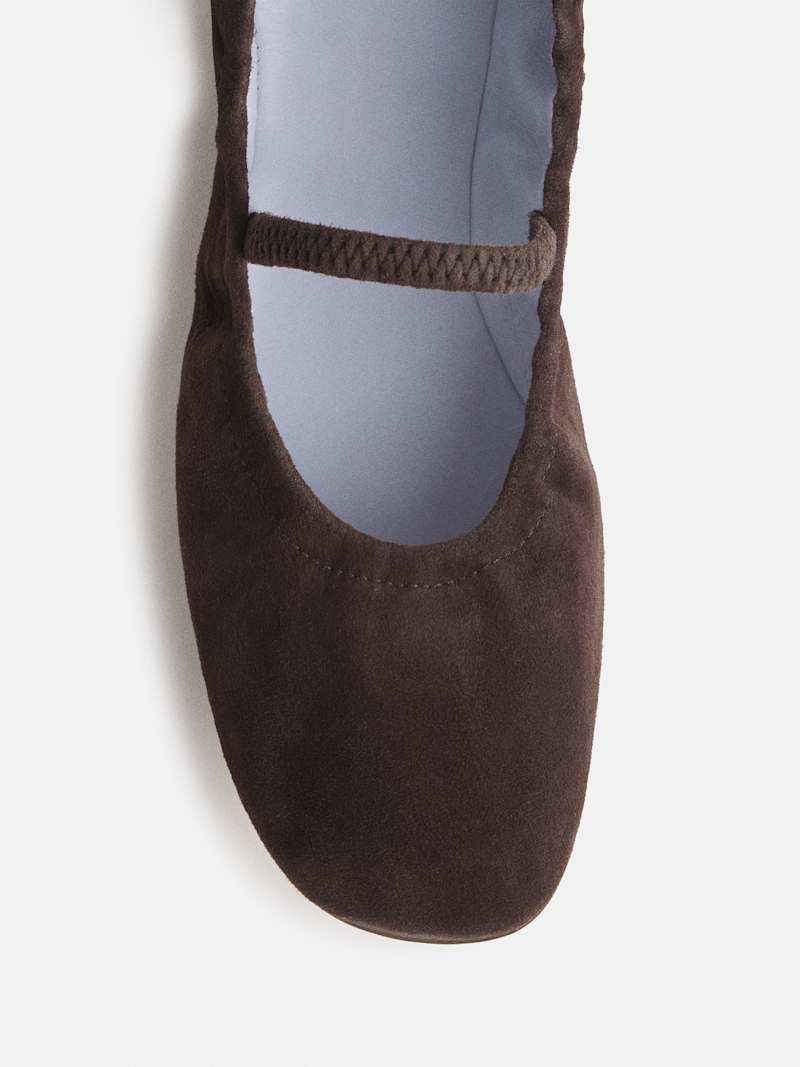 https://media.thereformation.com/image/upload/f_auto,q_auto,dpr_1.0/w_800,c_scale/PRD-SFCC/1308351/BOSS_SUEDE/1308351.5.BOSS_SUEDE