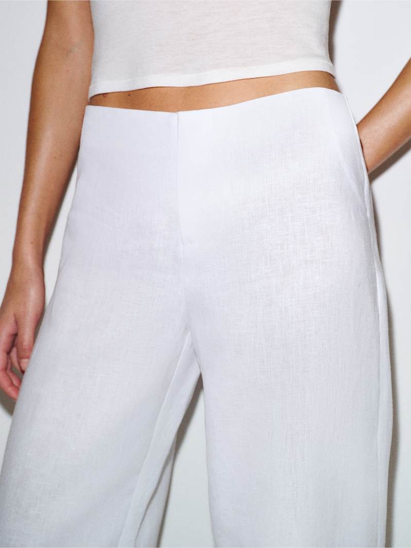 https://media.thereformation.com/image/upload/f_auto,q_auto,dpr_1.0/w_800,c_scale/PRD-SFCC/1315186/WHITE/1315186.3.WHITE