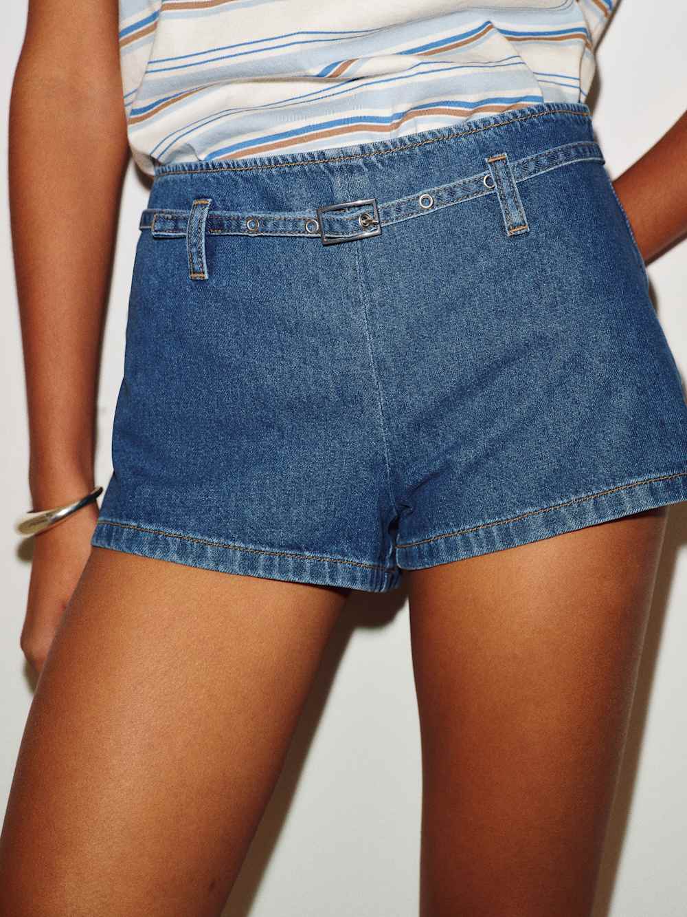 https://media.thereformation.com/image/upload/f_auto,q_auto:eco,dpr_2.0/w_500/PRD-SFCC/1319249/FAXA_BELTED/1319249.2.FAXA_BELTED