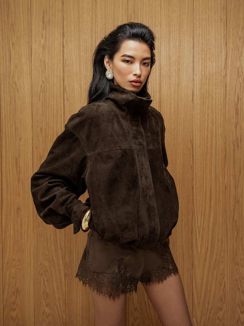 https://media.thereformation.com/image/upload/f_auto,q_auto,dpr_1.0/w_800,c_scale//PRD-SFCC/1319326/MOLE_SUEDE/1319326.1.MOLE_SUEDE