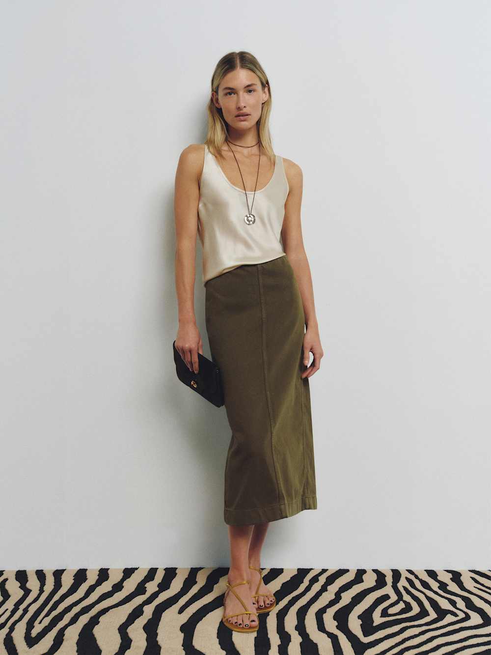 https://media.thereformation.com/image/upload/f_auto,q_auto:eco,dpr_2.0/w_500/PRD-SFCC/1319418/DARK_OLIVE/1319418.1.DARK_OLIVE