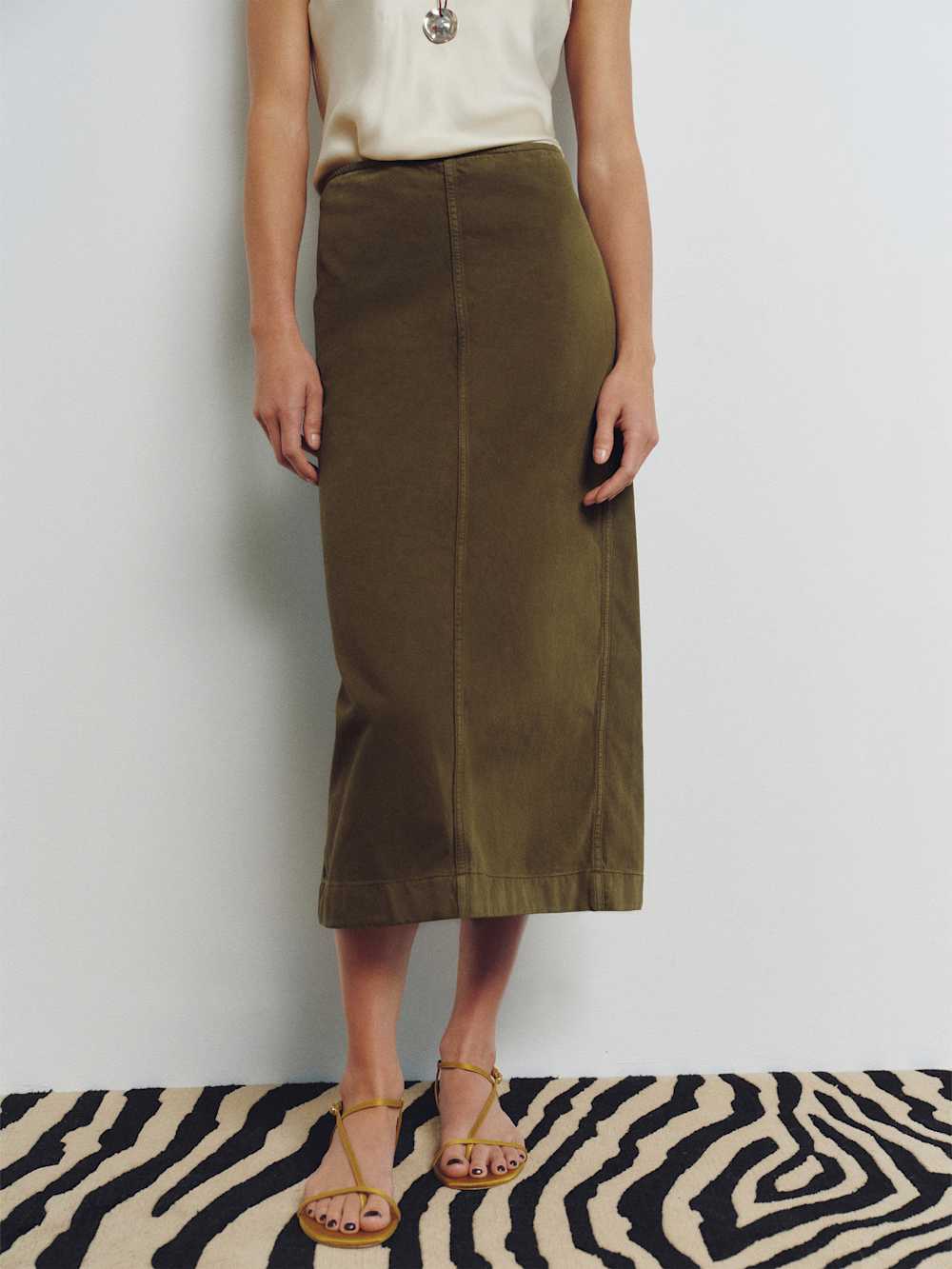 https://media.thereformation.com/image/upload/f_auto,q_auto:eco,dpr_2.0/w_500/PRD-SFCC/1319418/DARK_OLIVE/1319418.2.DARK_OLIVE