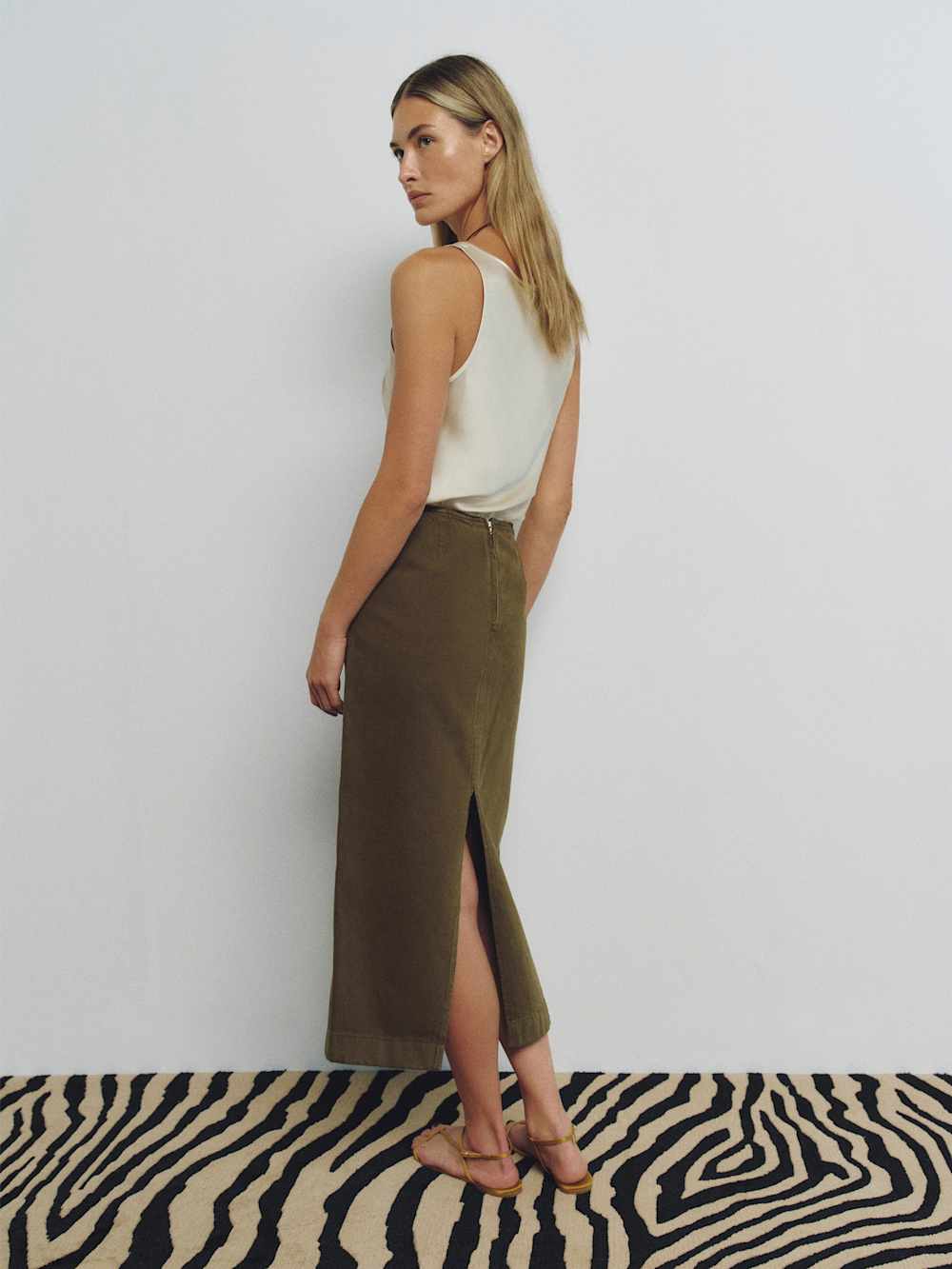 https://media.thereformation.com/image/upload/f_auto,q_auto:eco,dpr_2.0/w_500/PRD-SFCC/1319418/DARK_OLIVE/1319418.4.DARK_OLIVE