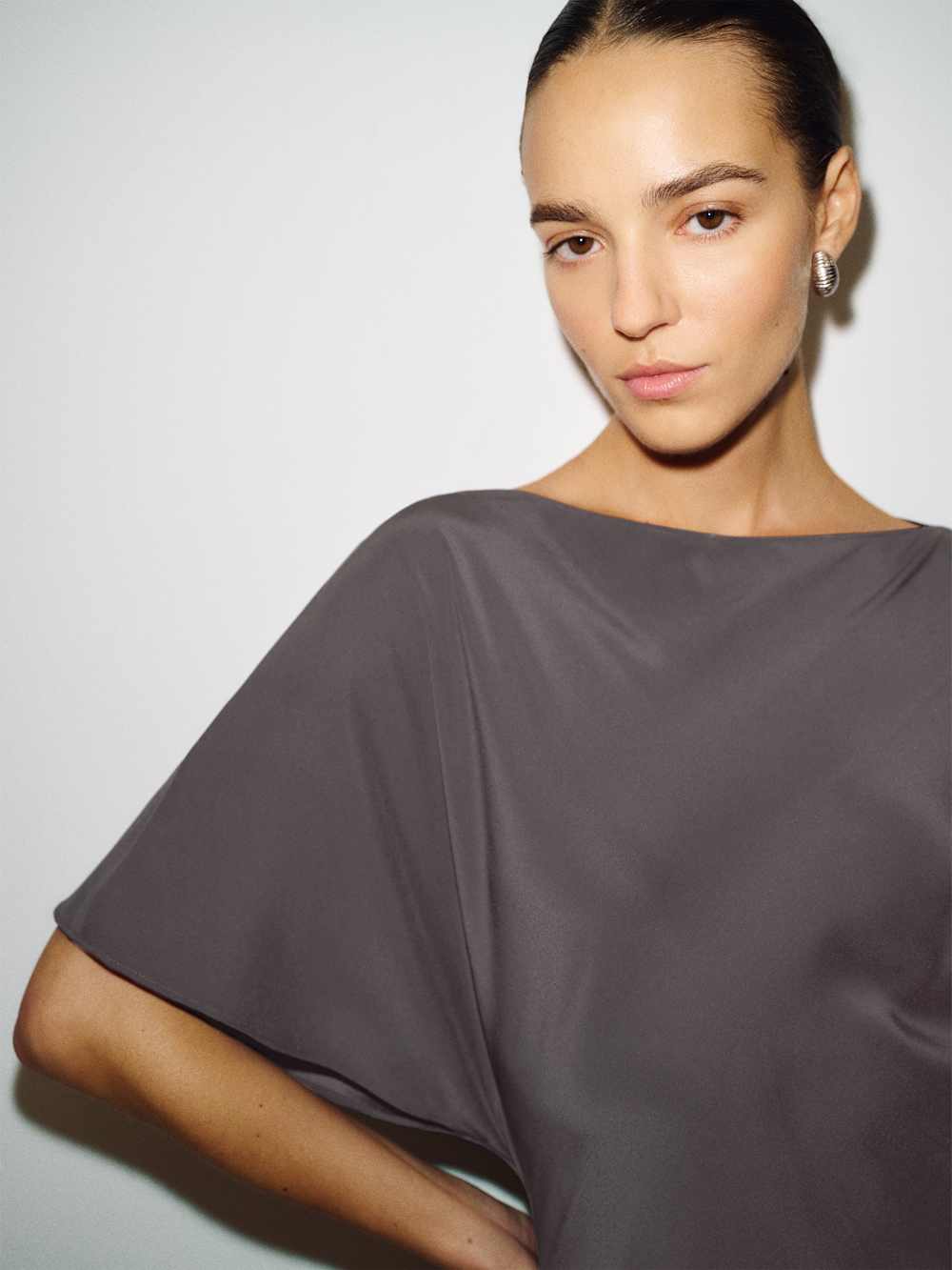https://media.thereformation.com/image/upload/f_auto,q_auto:eco,dpr_2.0/w_500/PRD-SFCC/1319559/SMOKY_QUARTZ/1319559.3.SMOKY_QUARTZ