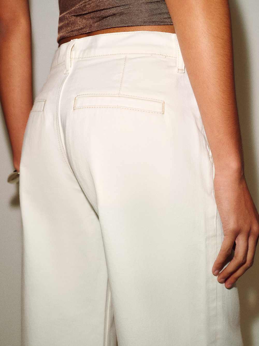 https://media.thereformation.com/image/upload/f_auto,q_auto:eco,dpr_2.0/w_500/PRD-SFCC/1319653/FIOR_DI_LATTE_TROUSER_POCKET/1319653.6.FIOR_DI_LATTE_TROUSER_POCKET