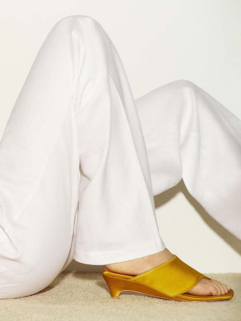 https://media.thereformation.com/image/upload/f_auto,q_auto,dpr_1.0/w_800,c_scale/PRD-SFCC/1319683/HONEY_MUSTARD_SATIN/1319683.3.HONEY_MUSTARD_SATIN