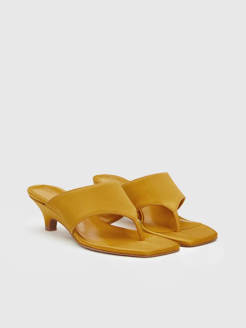 https://media.thereformation.com/image/upload/f_auto,q_auto,dpr_1.0/w_800,c_scale/PRD-SFCC/1319683/HONEY_MUSTARD_SATIN/1319683.5.HONEY_MUSTARD_SATIN