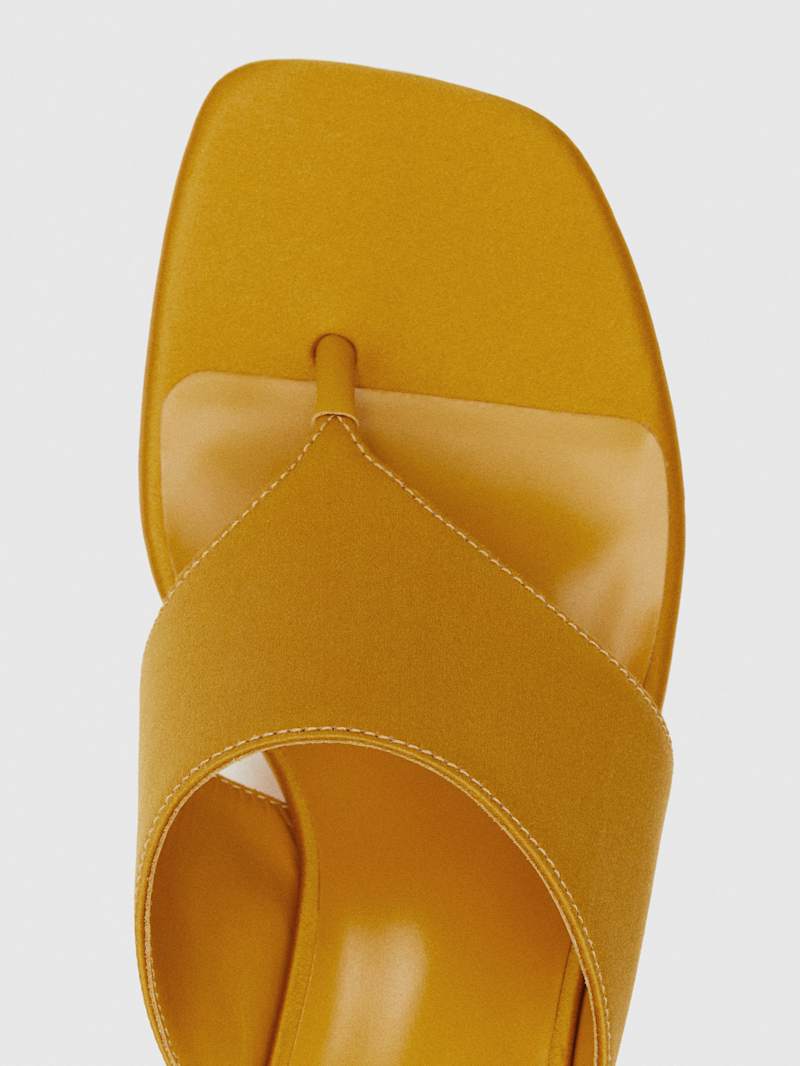 https://media.thereformation.com/image/upload/f_auto,q_auto,dpr_1.0/w_800,c_scale/PRD-SFCC/1319683/HONEY_MUSTARD_SATIN/1319683.6.HONEY_MUSTARD_SATIN