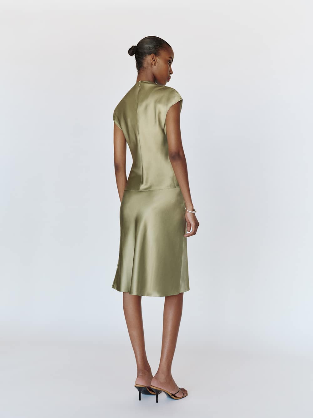 https://media.thereformation.com/image/upload/f_auto,q_auto:eco,dpr_2.0/w_500/PRD-SFCC/1319967/ARTICHOKE/1319967.4.ARTICHOKE