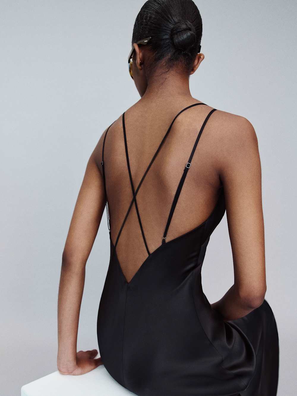 https://media.thereformation.com/image/upload/f_auto,q_auto:eco,dpr_2.0/w_500/PRD-SFCC/1320001/BLACK/1320001.2.BLACK