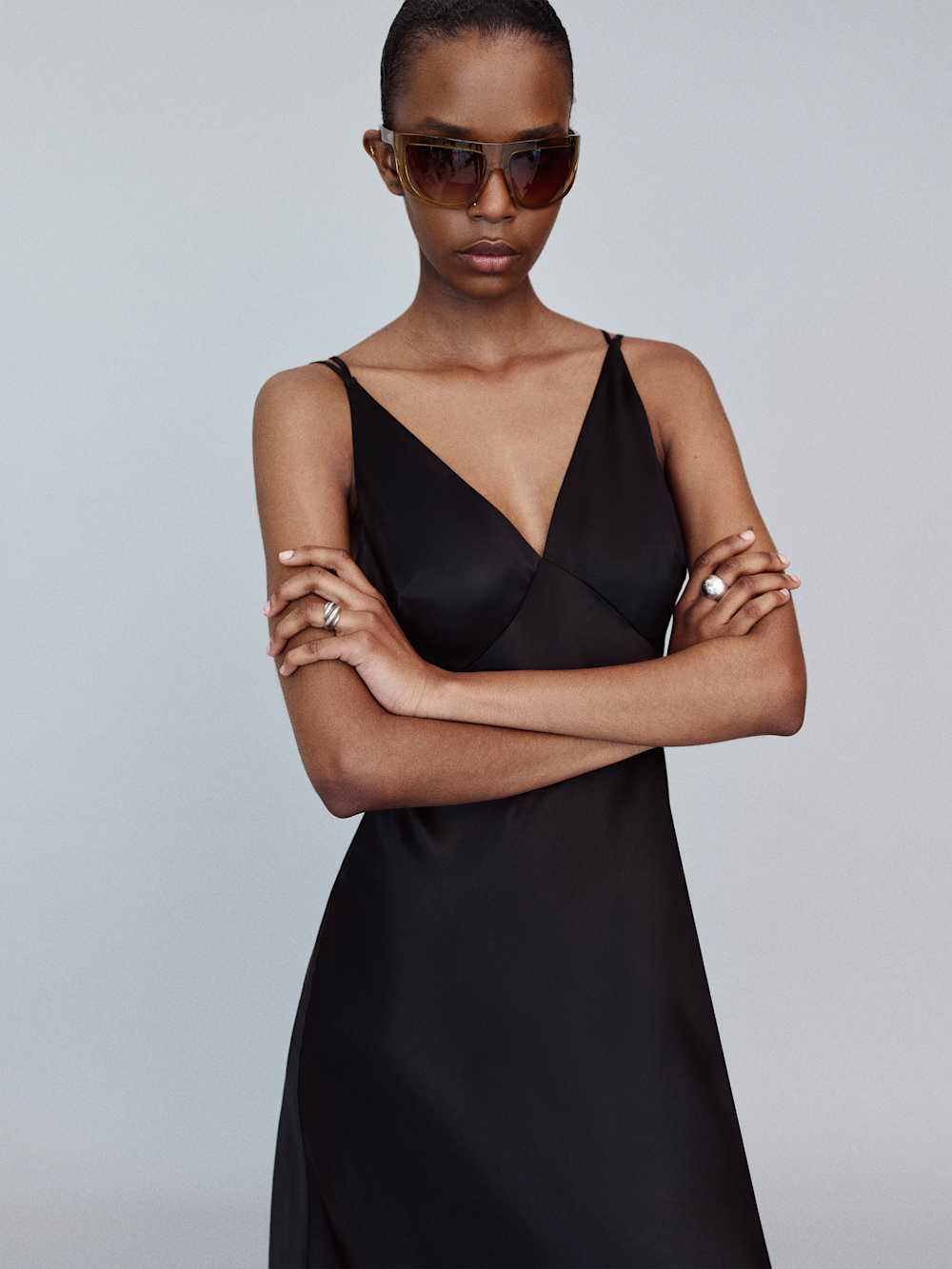 https://media.thereformation.com/image/upload/f_auto,q_auto:eco,dpr_2.0/w_500/PRD-SFCC/1320001/BLACK/1320001.3.BLACK
