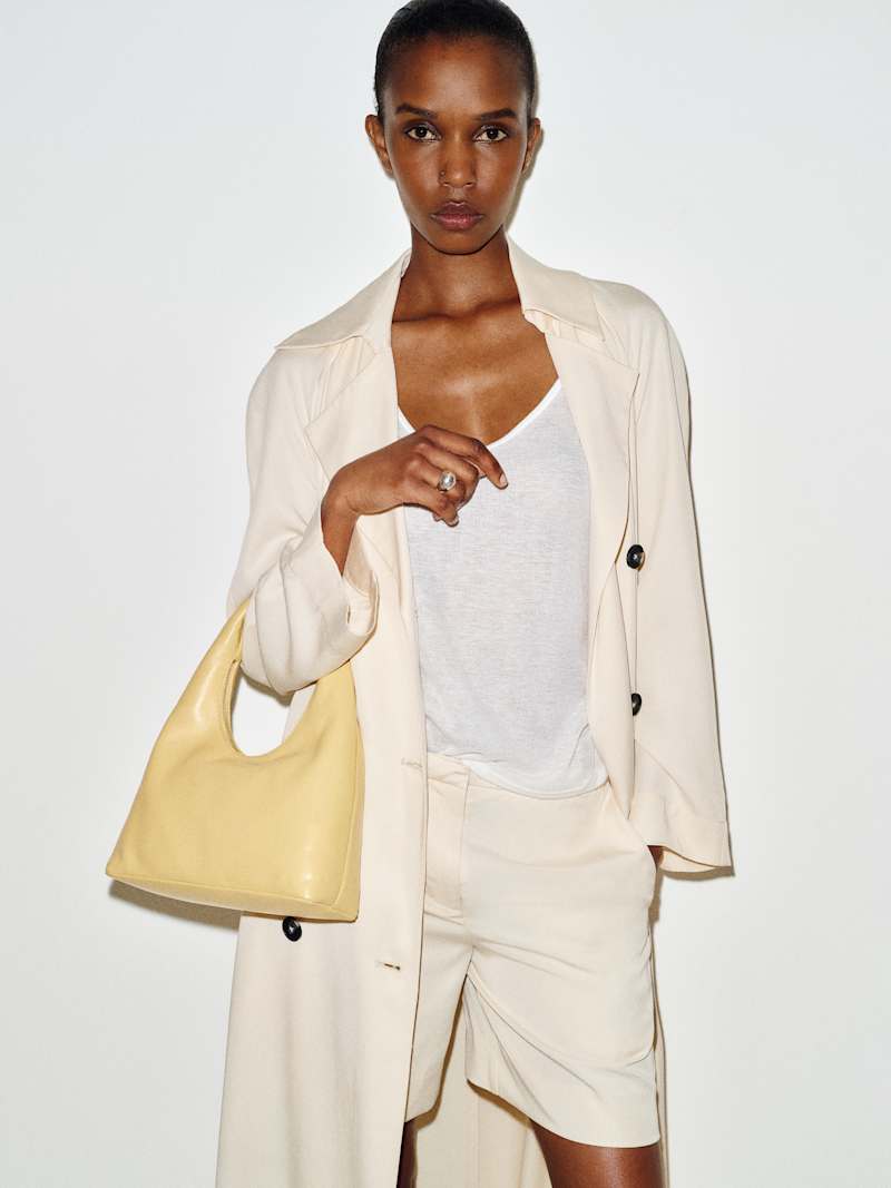 https://media.thereformation.com/image/upload/f_auto,q_auto,dpr_1.0/w_800,c_scale/PRD-SFCC/1320102/LEMON_CUSTARD_LEATHER/1320102.1.LEMON_CUSTARD_LEATHER