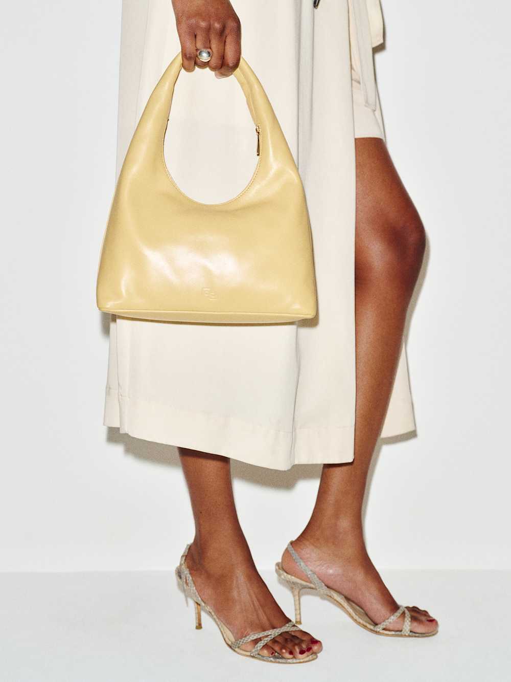 https://media.thereformation.com/image/upload/f_auto,q_auto:eco,dpr_2.0/w_500/PRD-SFCC/1320102/LEMON_CUSTARD_LEATHER/1320102.2.LEMON_CUSTARD_LEATHER