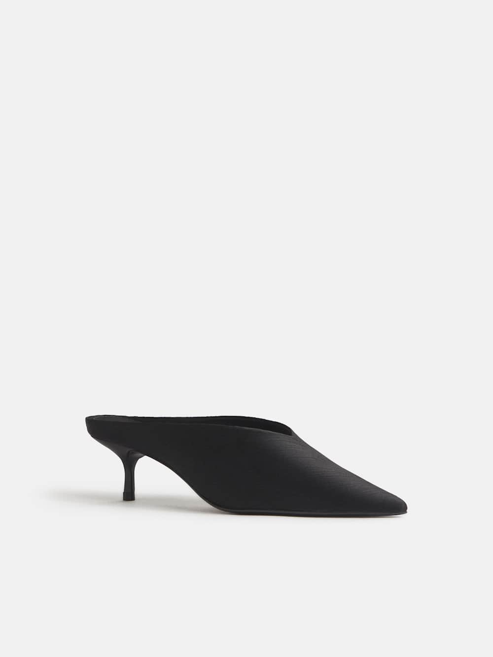 https://media.thereformation.com/image/upload/f_auto,q_auto:eco,dpr_2.0/w_500/PRD-SFCC/1320199/PLISSE_BLACK_SATIN/1320199.3.PLISSE_BLACK_SATIN