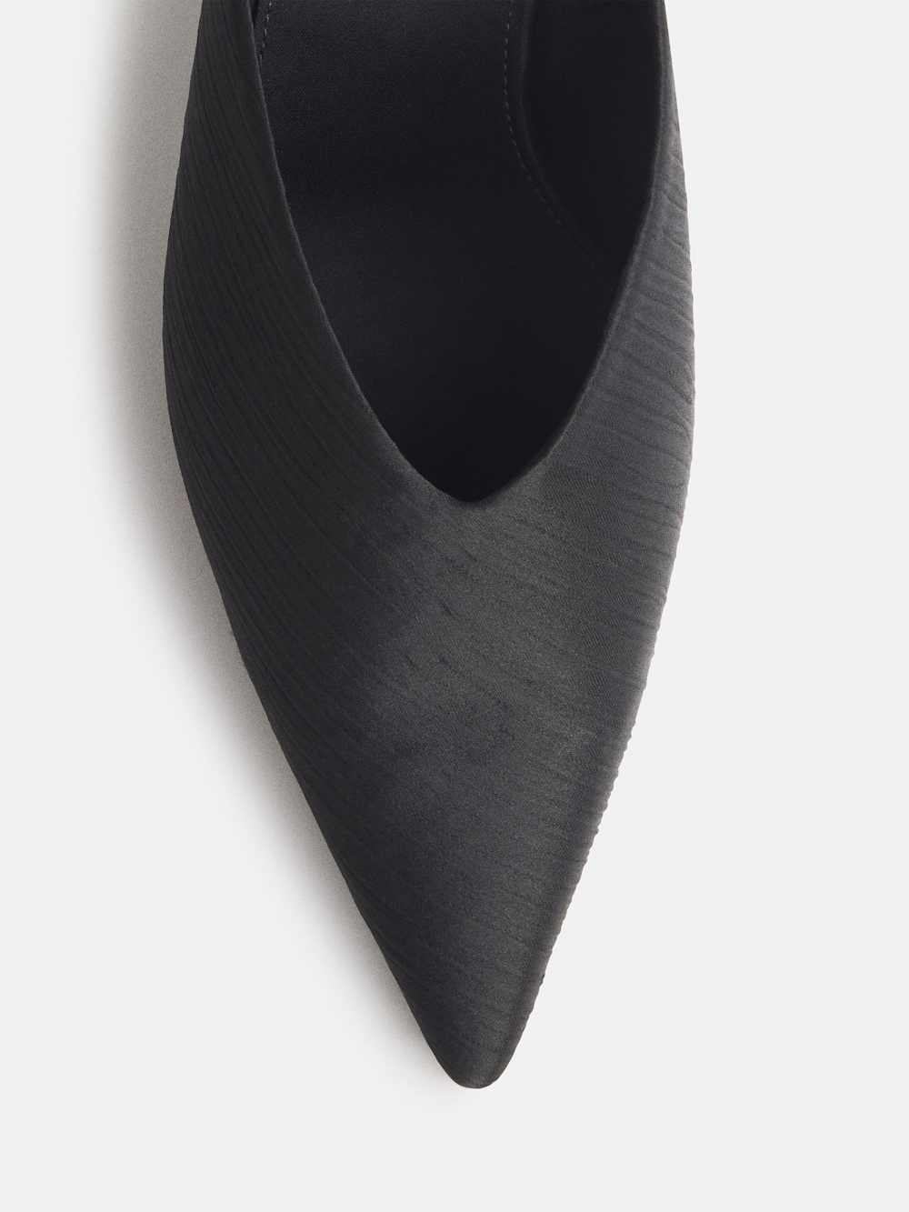 https://media.thereformation.com/image/upload/f_auto,q_auto:eco,dpr_2.0/w_500/PRD-SFCC/1320199/PLISSE_BLACK_SATIN/1320199.5.PLISSE_BLACK_SATIN