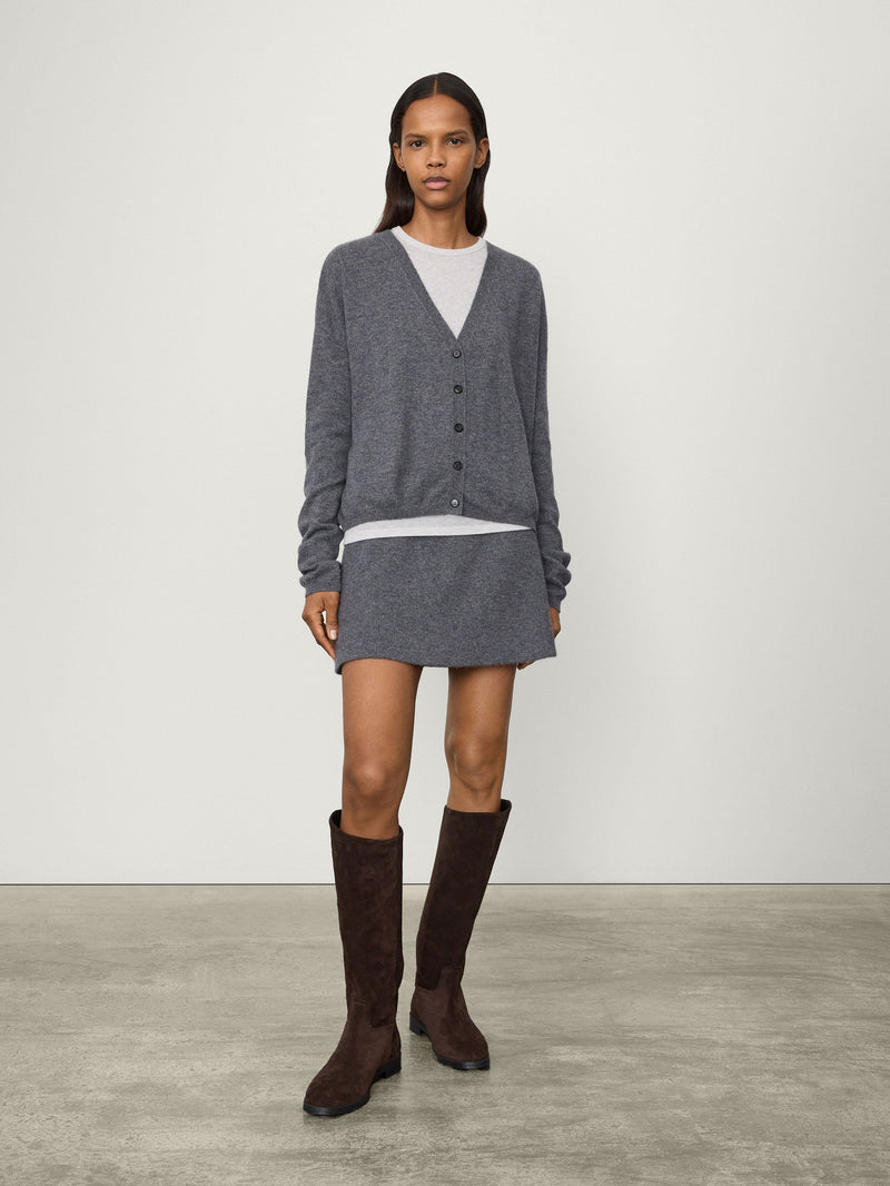 https://cdn.shopify.com/s/files/1/0569/2797/7653/files/202037_202037GR_Abby_Cardigan_Graphite_Batch_1_0016.jpg?v=1730193919