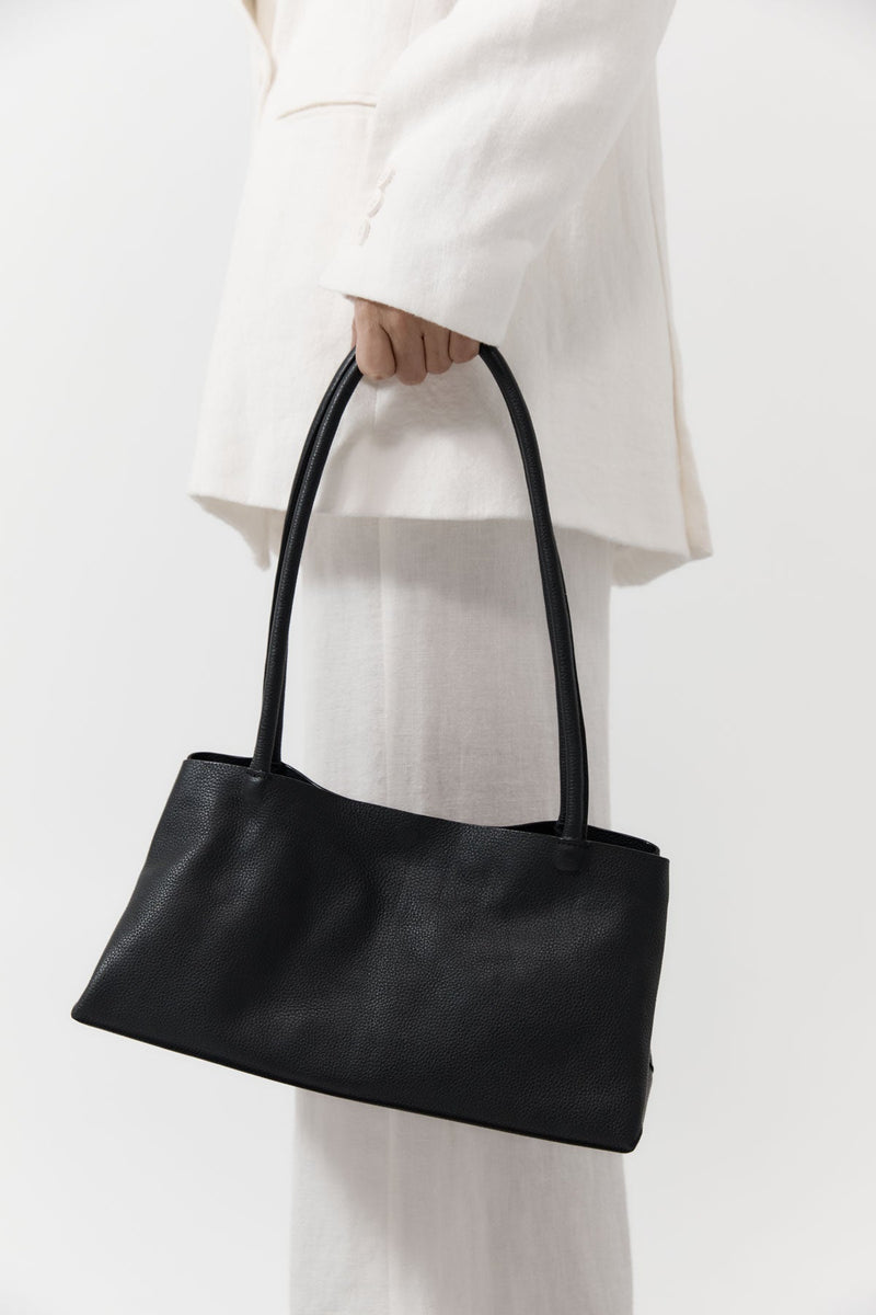 https://cdn.shopify.com/s/files/1/0747/7418/4152/files/20230722_StAgni_W24_Accessories_Extra1_092_13951544-8b4f-4beb-9a62-aebdb4c5a311.jpg?v=1744271417