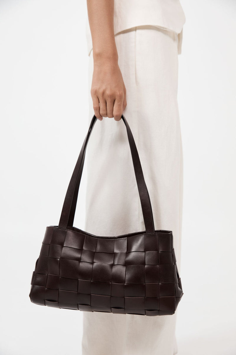 https://cdn.shopify.com/s/files/1/0747/7418/4152/files/20240326_StAgni_R25_Accessories_SH_56_1603_8849dcfd-32e5-4dd0-9d03-3e0d4d096a9c.jpg?v=1744271416