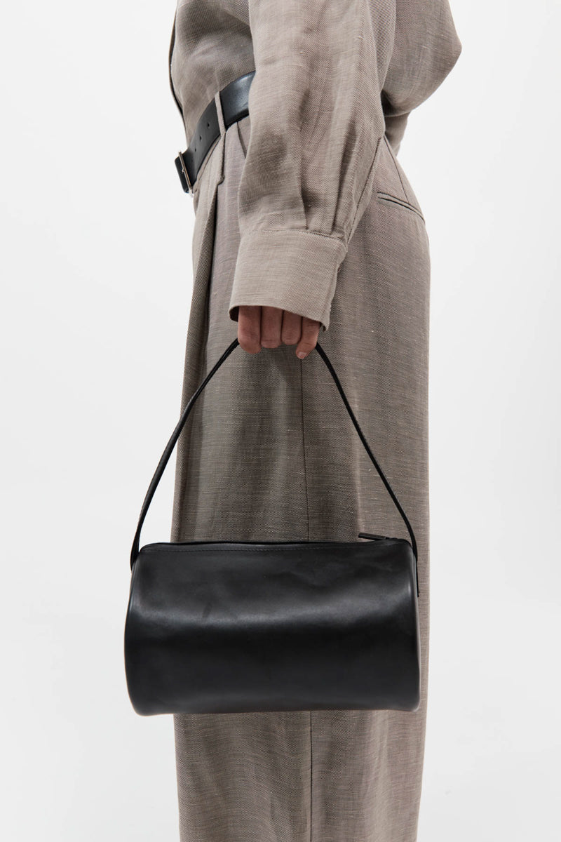 https://cdn.shopify.com/s/files/1/0747/7418/4152/files/20240731_StAgni_S25_Accessories_SH_71_R25-018BLK_2335_d6d8efea-4223-411c-b612-1c26bd63bf67.jpg?v=1744271420