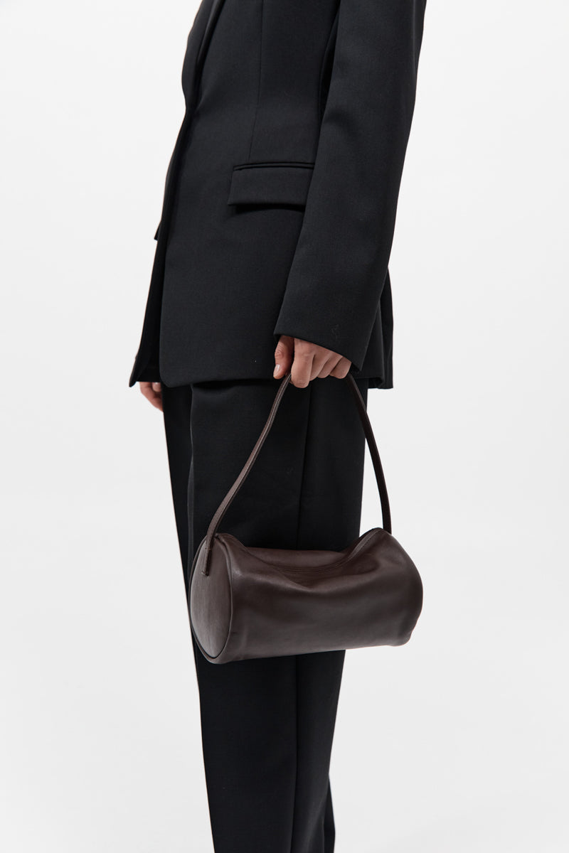 https://cdn.shopify.com/s/files/1/0747/7418/4152/files/20240731_StAgni_S25_Accessories_SH_88_R25-018CHO_2681_77fd646b-b524-4a52-96fa-b8cfdbe65d74.jpg?v=1744271420