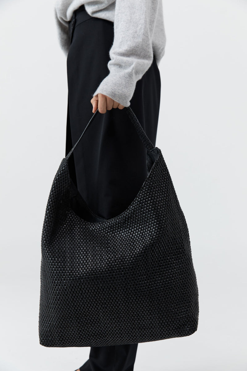 https://cdn.shopify.com/s/files/1/0747/7418/4152/files/20250409_StAgni_R26_SH_137_R26007BLK_5227.jpg?v=1760932752