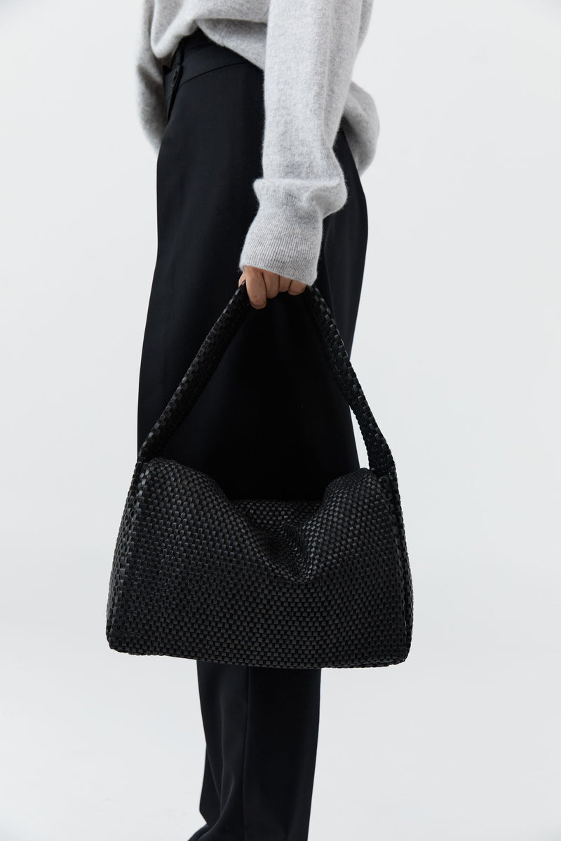 https://cdn.shopify.com/s/files/1/0747/7418/4152/files/20250409_StAgni_R26_SH_138_W25026BLK_5247.jpg?v=1762989518