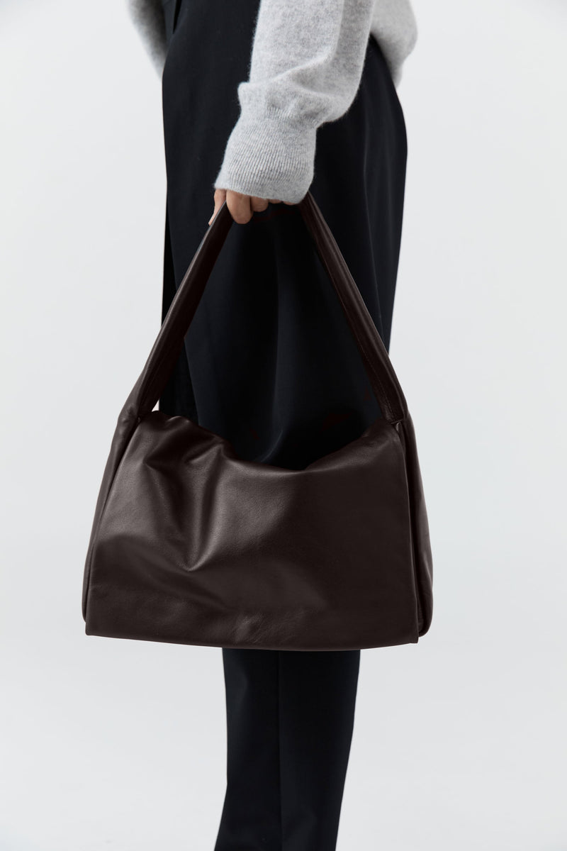 https://cdn.shopify.com/s/files/1/0747/7418/4152/files/20250409_StAgni_R26_SH_139_S25009COF_52682.jpg?v=1760933966
