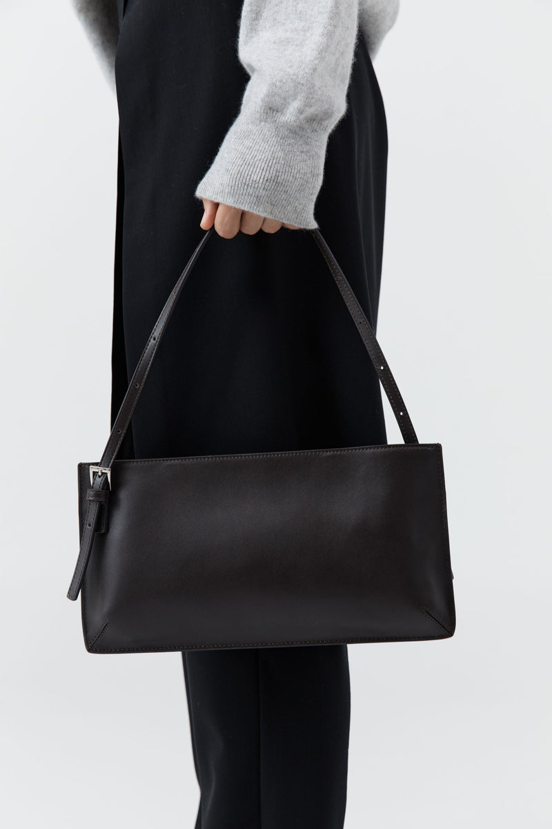 https://cdn.shopify.com/s/files/1/0747/7418/4152/files/20250409_StAgni_R26_SH_140_R26003COF_5283.jpg?v=1760932546