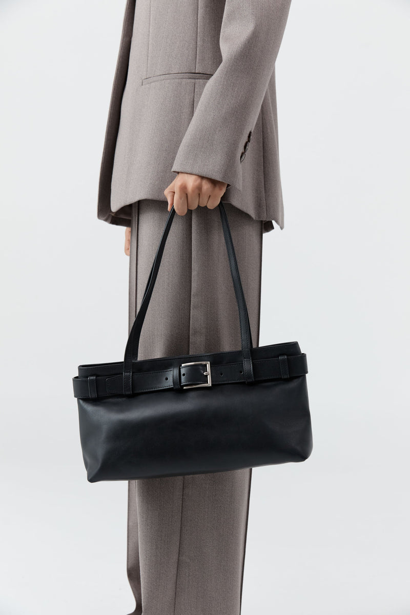 https://cdn.shopify.com/s/files/1/0747/7418/4152/files/20250409_StAgni_R26_SH_143_R26001BLK_5330.jpg?v=1760932649