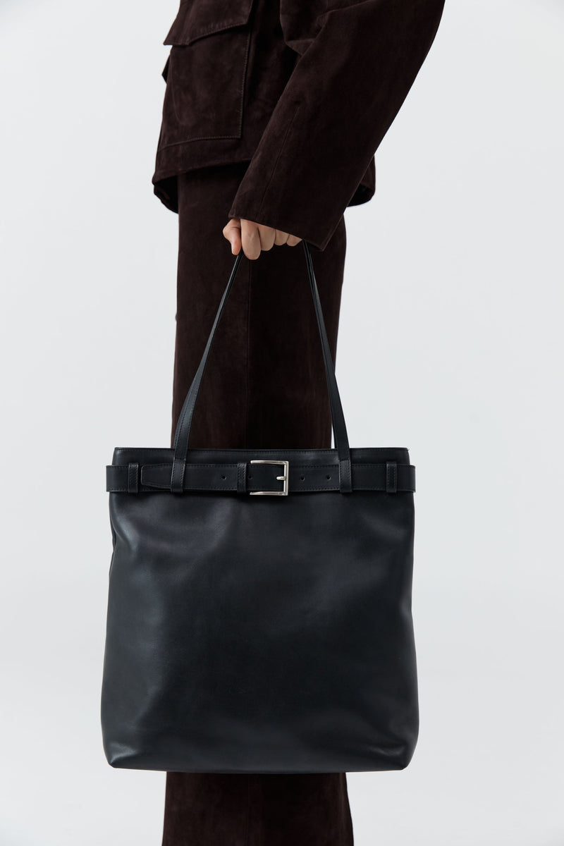 https://cdn.shopify.com/s/files/1/0747/7418/4152/files/20250409_StAgni_R26_SH_156_R26002BLK_5540.jpg?v=1760932720
