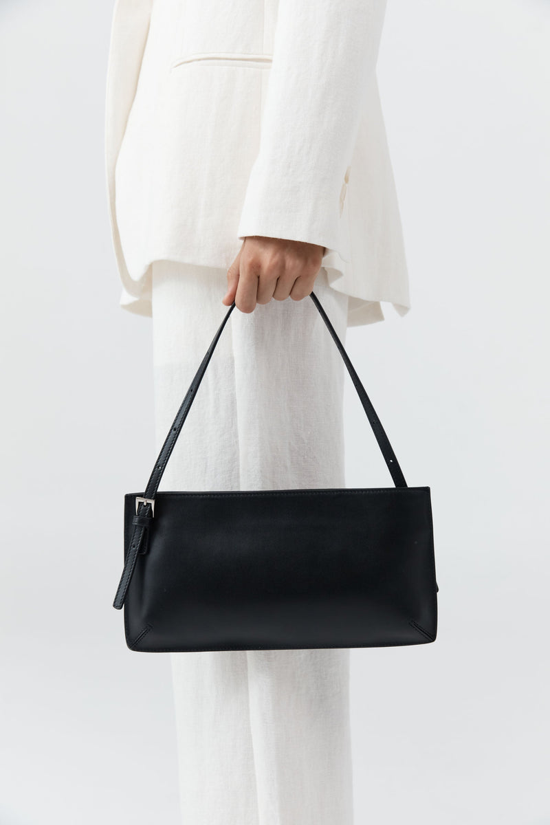 https://cdn.shopify.com/s/files/1/0747/7418/4152/files/20250409_StAgni_R26_SH_159_R26003BLK_5594.jpg?v=1760932538
