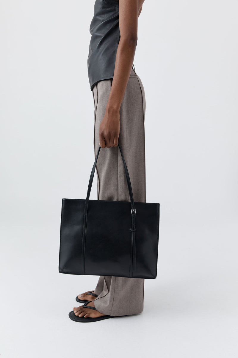 https://cdn.shopify.com/s/files/1/0747/7418/4152/files/20250415_StAgni_R26_Accessories_SH_135_R26-004BLK_3089.jpg?v=1760932557
