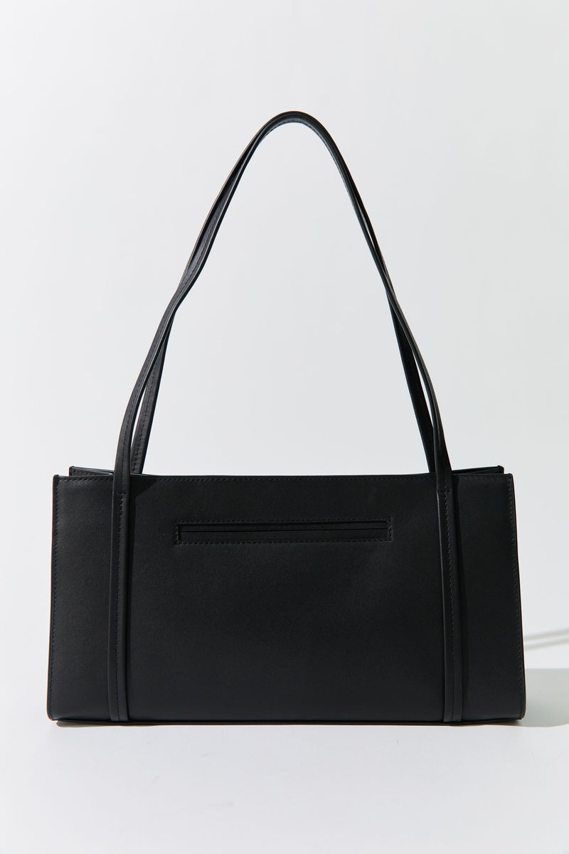 https://cdn.shopify.com/s/files/1/0747/7418/4152/files/20250728_StAgni_S26_StillLife_SH_13_265_8fb38301-9d17-4fa6-a4c6-e92677a8548b.jpg?v=1770179772