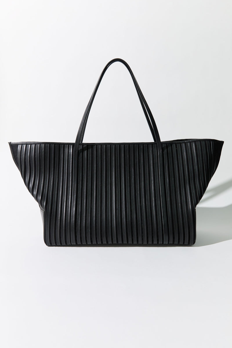 https://cdn.shopify.com/s/files/1/0747/7418/4152/files/20250728_StAgni_S26_StillLife_SH_4_051_f716096e-84ad-4428-9b0d-3942a81cbd84.jpg?v=1770179721