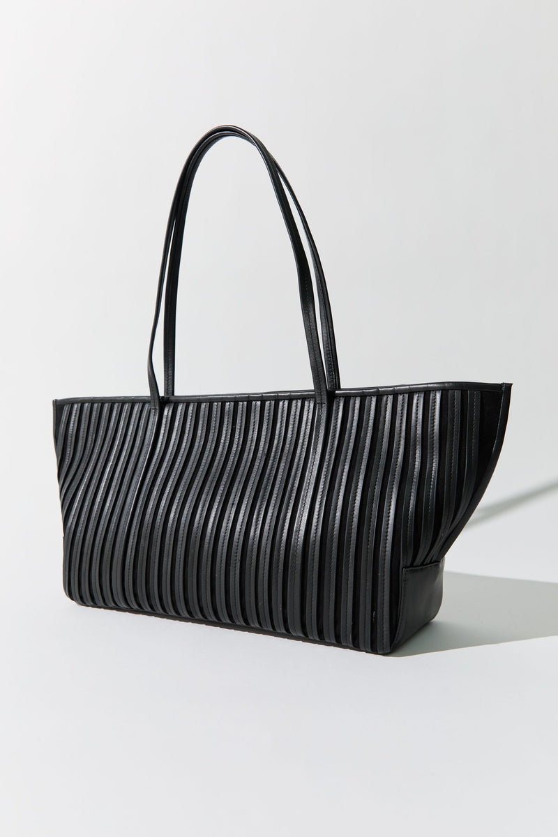 https://cdn.shopify.com/s/files/1/0747/7418/4152/files/20250728_StAgni_S26_StillLife_SH_6_109_358f0054-52c1-461d-a905-8555c0c5abd6.jpg?v=1770179733