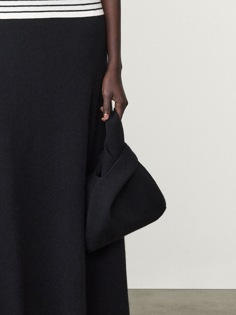 https://cdn.shopify.com/s/files/1/0569/2797/7653/files/2025380_Oma_bag_black_BATCH_1_0002.jpg?v=1751963794