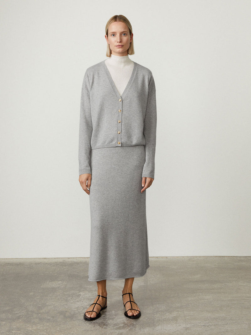 https://cdn.shopify.com/s/files/1/0569/2797/7653/products/45_Abby-Dove-grey_034.jpg?v=1667211405