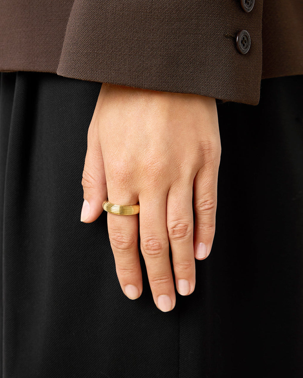 https://cdn.shopify.com/s/files/1/0592/5945/3598/files/AMELIA_RING_GOLD_1_05692ee2-9582-42a0-854d-30abb16779dd.jpg?v=1770903476