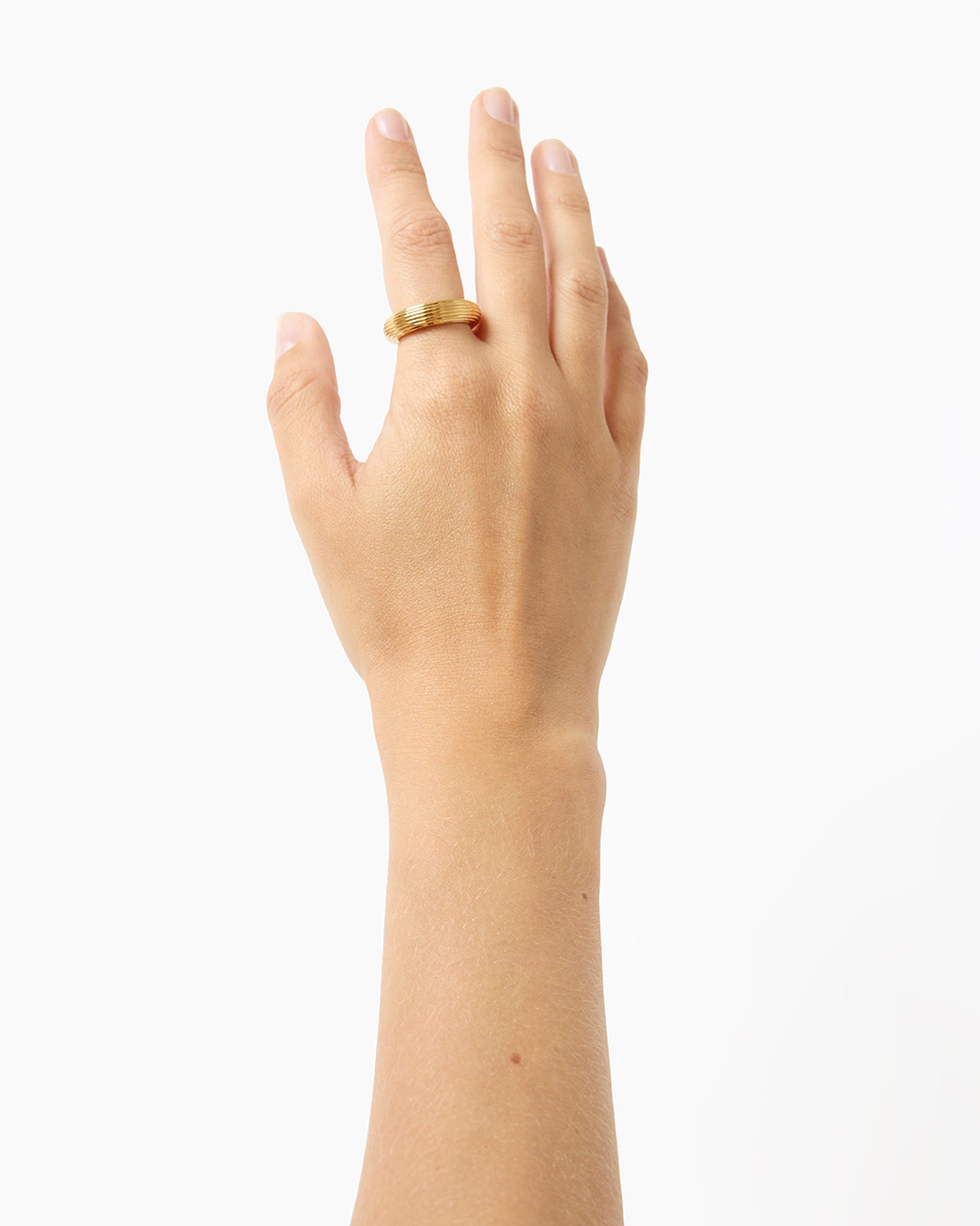 https://cdn.shopify.com/s/files/1/0592/5945/3598/files/AMELIA_RING_GOLD_2_1.jpg?v=1770903476