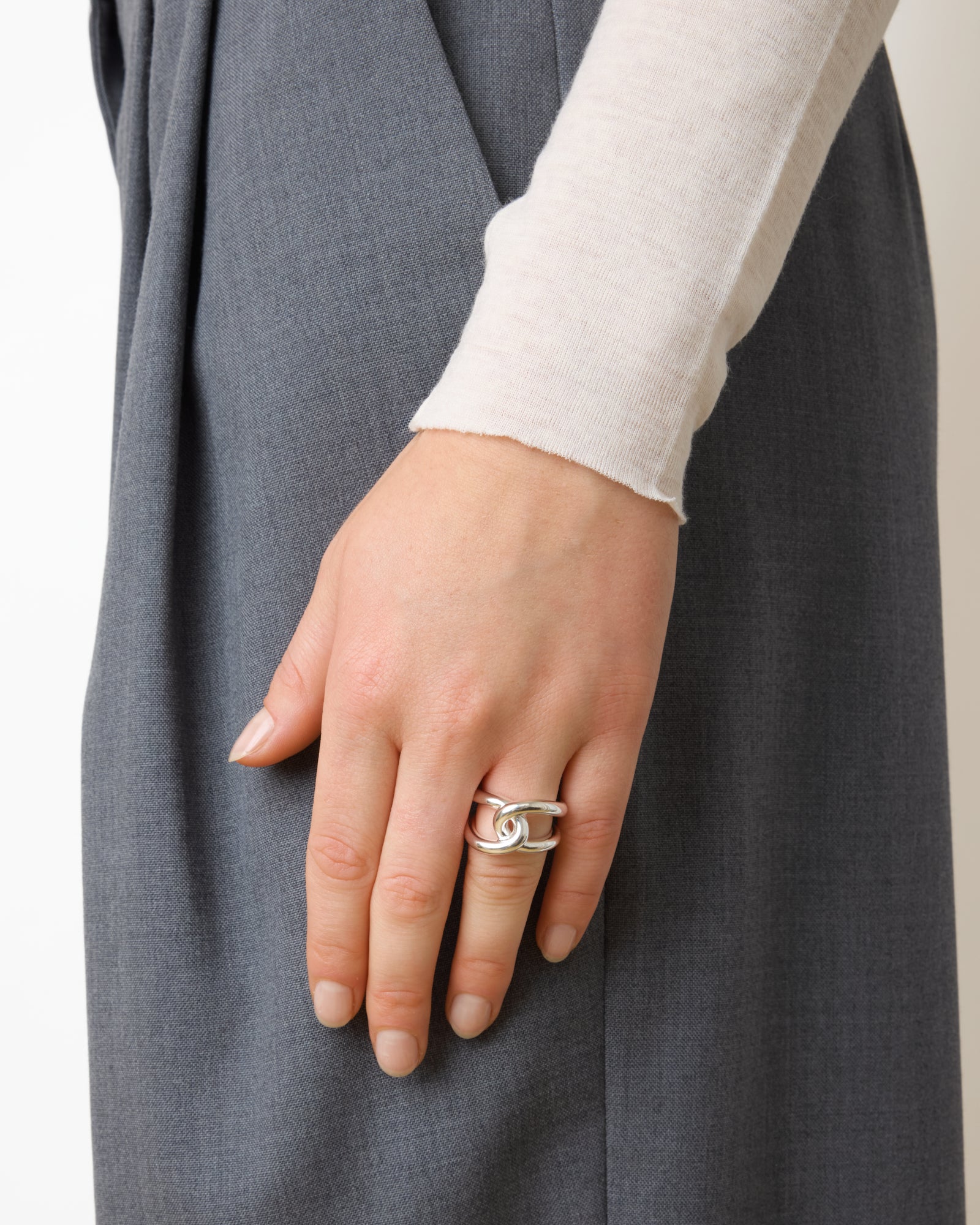 https://cdn.shopify.com/s/files/1/0592/5945/3598/files/Agnes_silver_1_7f7b24e4-de77-4fa4-8e28-49f2919f1506.jpg?v=1748260778