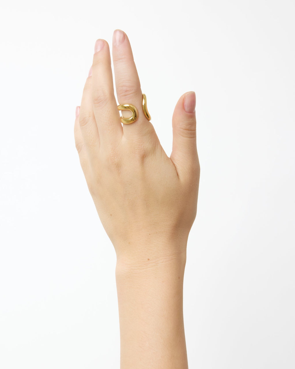 https://cdn.shopify.com/s/files/1/0592/5945/3598/files/Alma_gold_2_d39ee5e5-d77f-479f-b83d-94b6b03c3251.jpg?v=1748260645