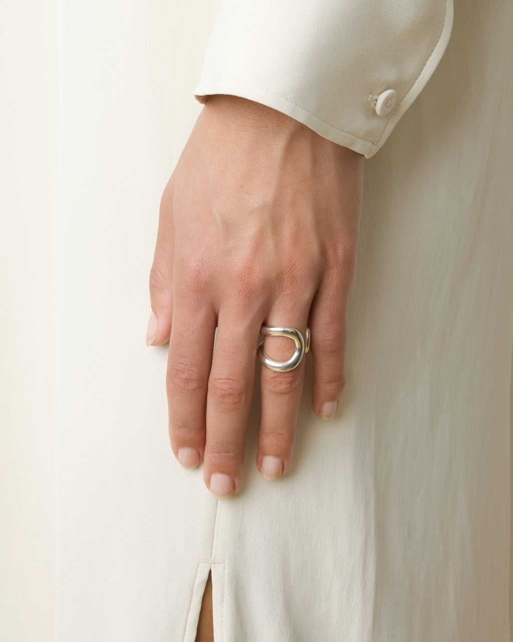 https://cdn.shopify.com/s/files/1/0592/5945/3598/files/Almasilver.jpg?v=1748260644