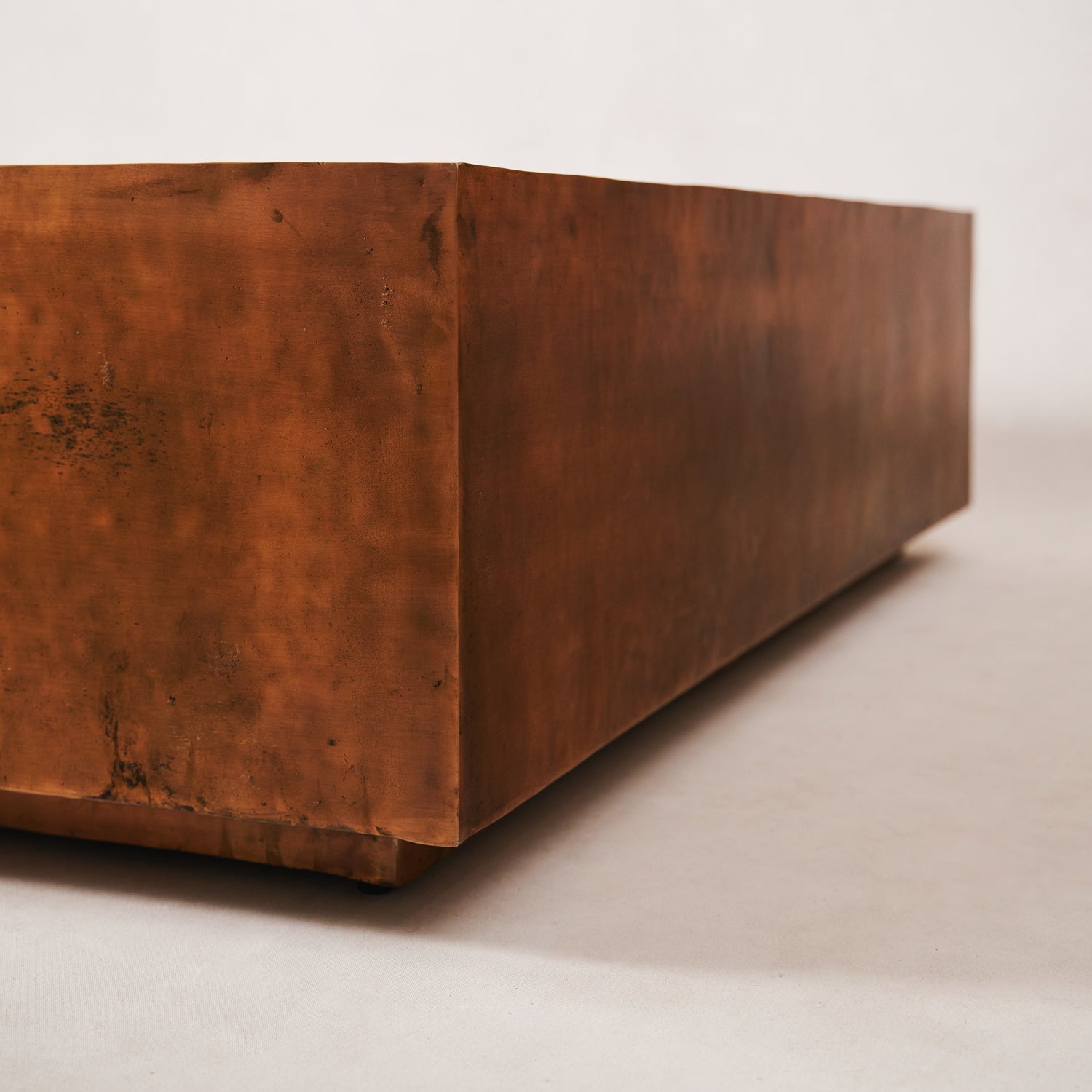 https://cdn.shopify.com/s/files/1/0593/2217/1565/files/Antique-Copper-Coffee-Table3.jpg?v=1740184672