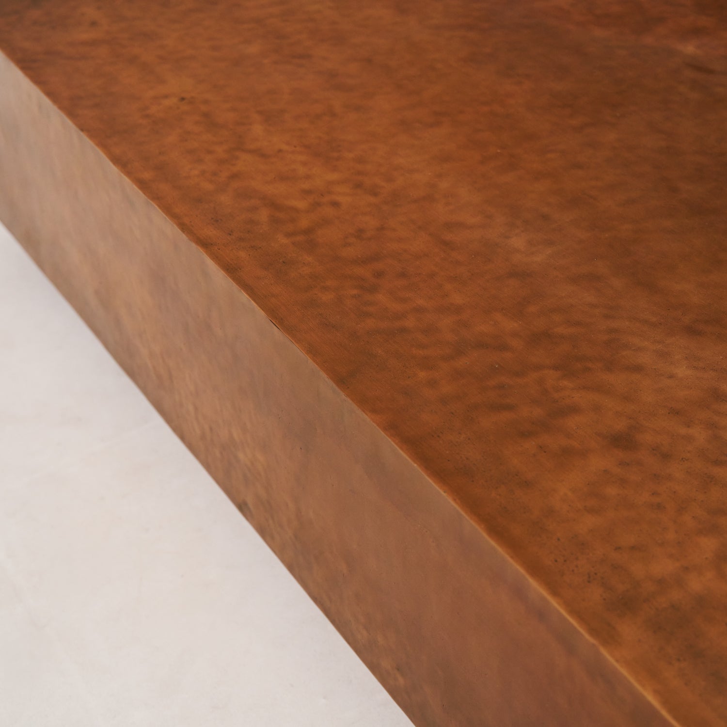 https://cdn.shopify.com/s/files/1/0593/2217/1565/files/Antique-Copper-Coffee-Table7.jpg?v=1740184672