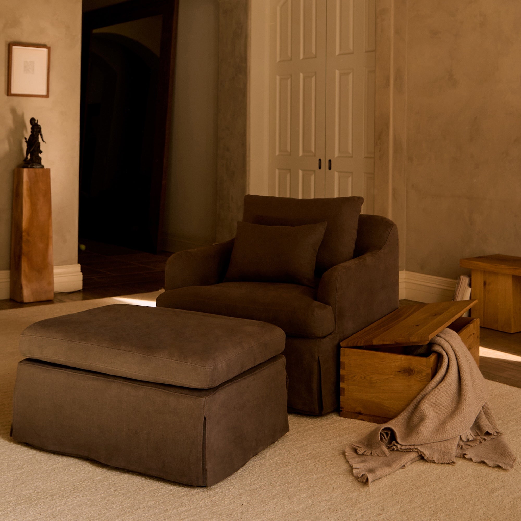 https://cdn.shopify.com/s/files/1/0593/2217/1565/files/Antwerp-armchair-cocoa-eik-chest.jpg?v=1772665036